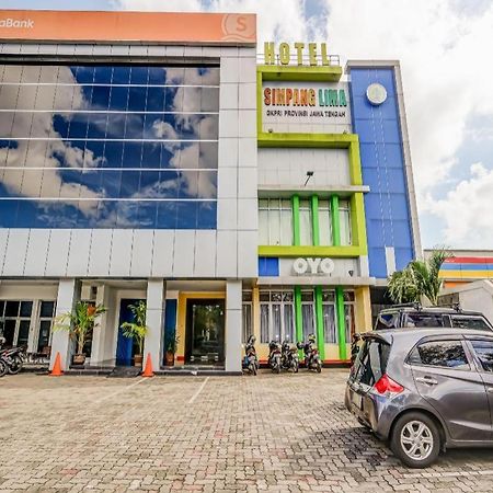 Oyo 91036 Hotel Simpang Lima Gkpri Semarang Exteriör bild